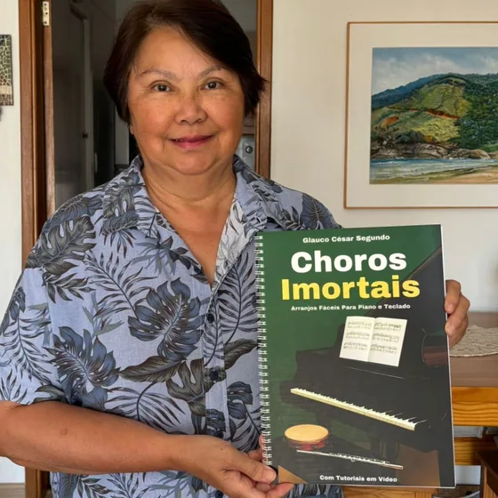 Cliente mostrando o livro Choros Imortais