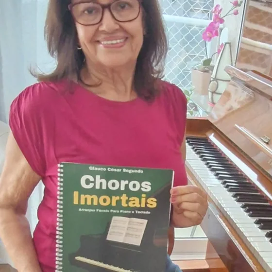 Cliente segurando o livro Choros Imortais