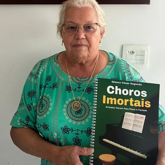 Cliente com o livro Choros Imortais nas mãos