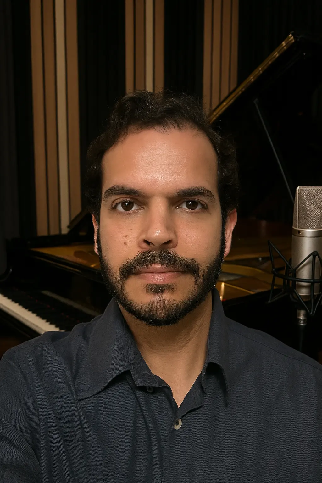 Professor Glauco César Segundo em estúdio, ao piano