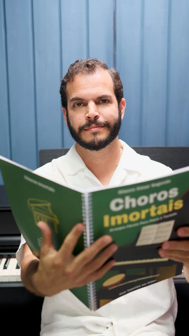 Professor Glauco César Segundo com o livro Choros Imortais aberto
