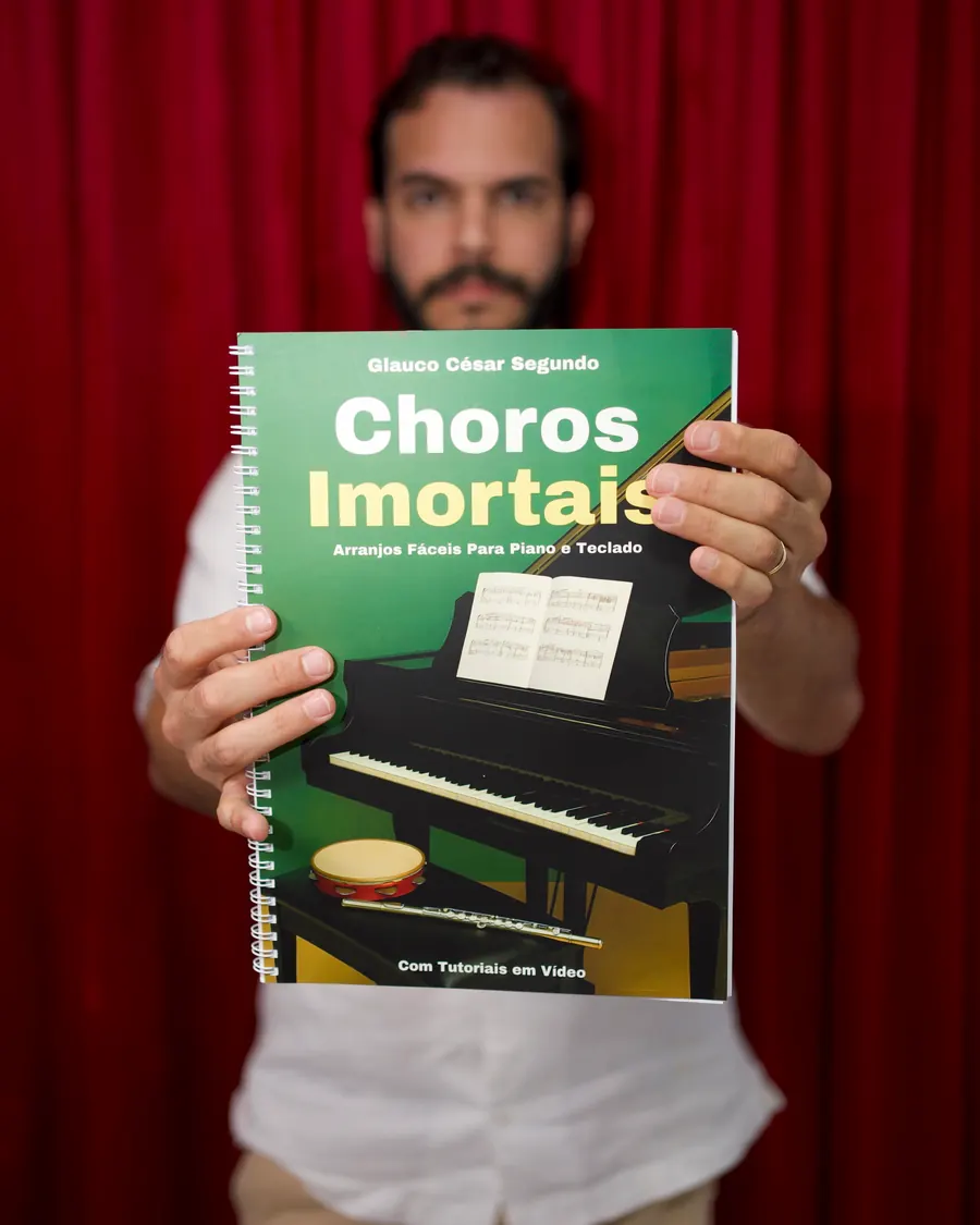Professor Glauco César Segundo segurando o livro Choros Imortais